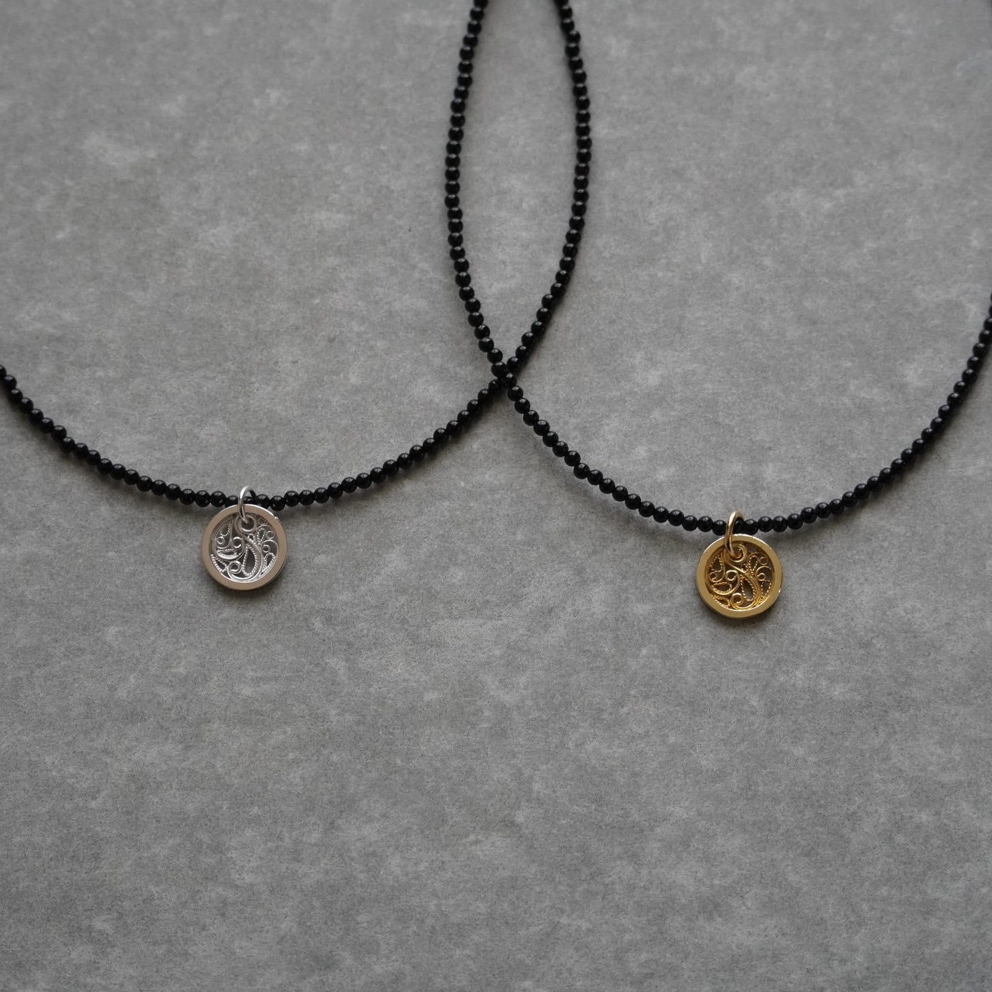 circle charm onyx choker - gold