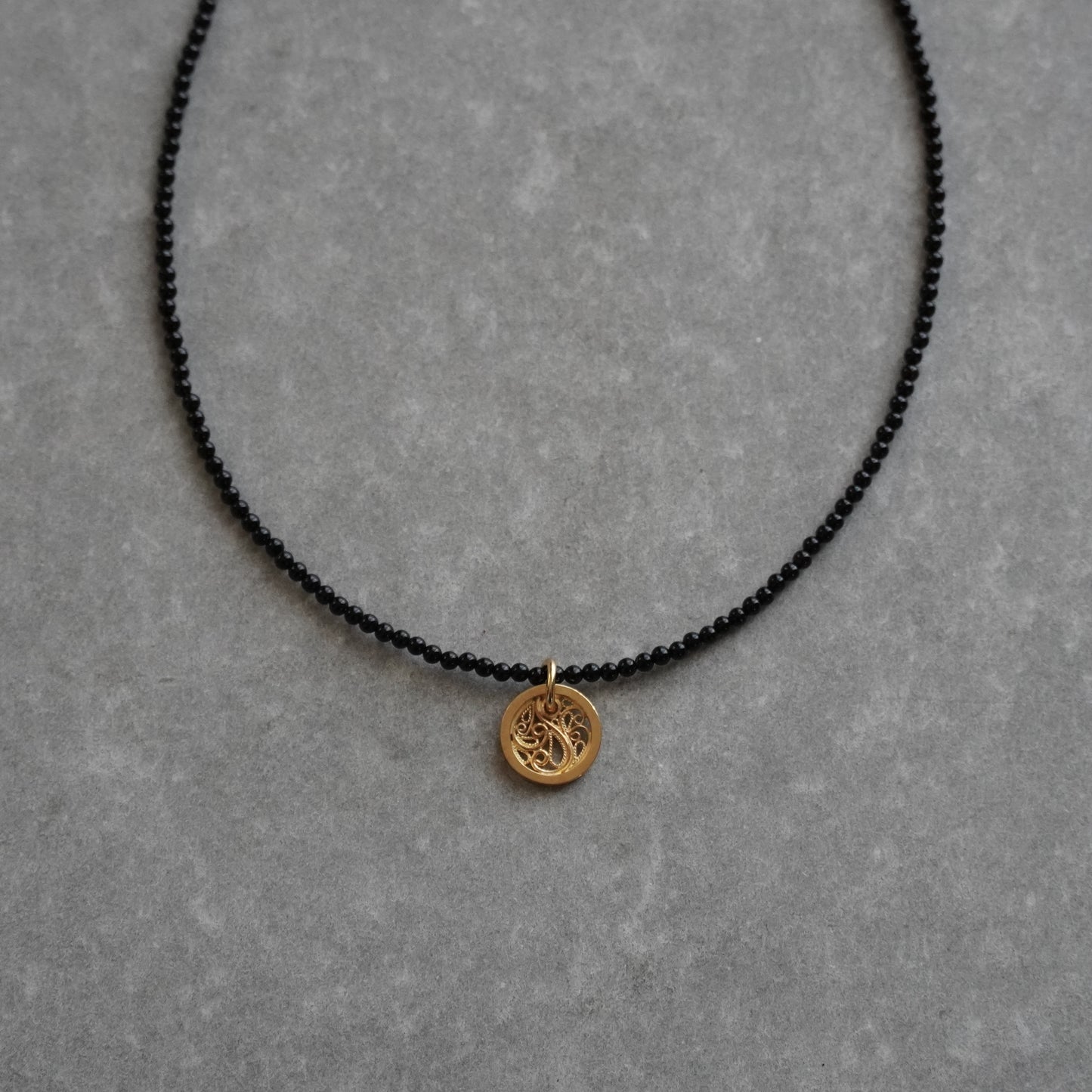 circle charm onyx choker - gold