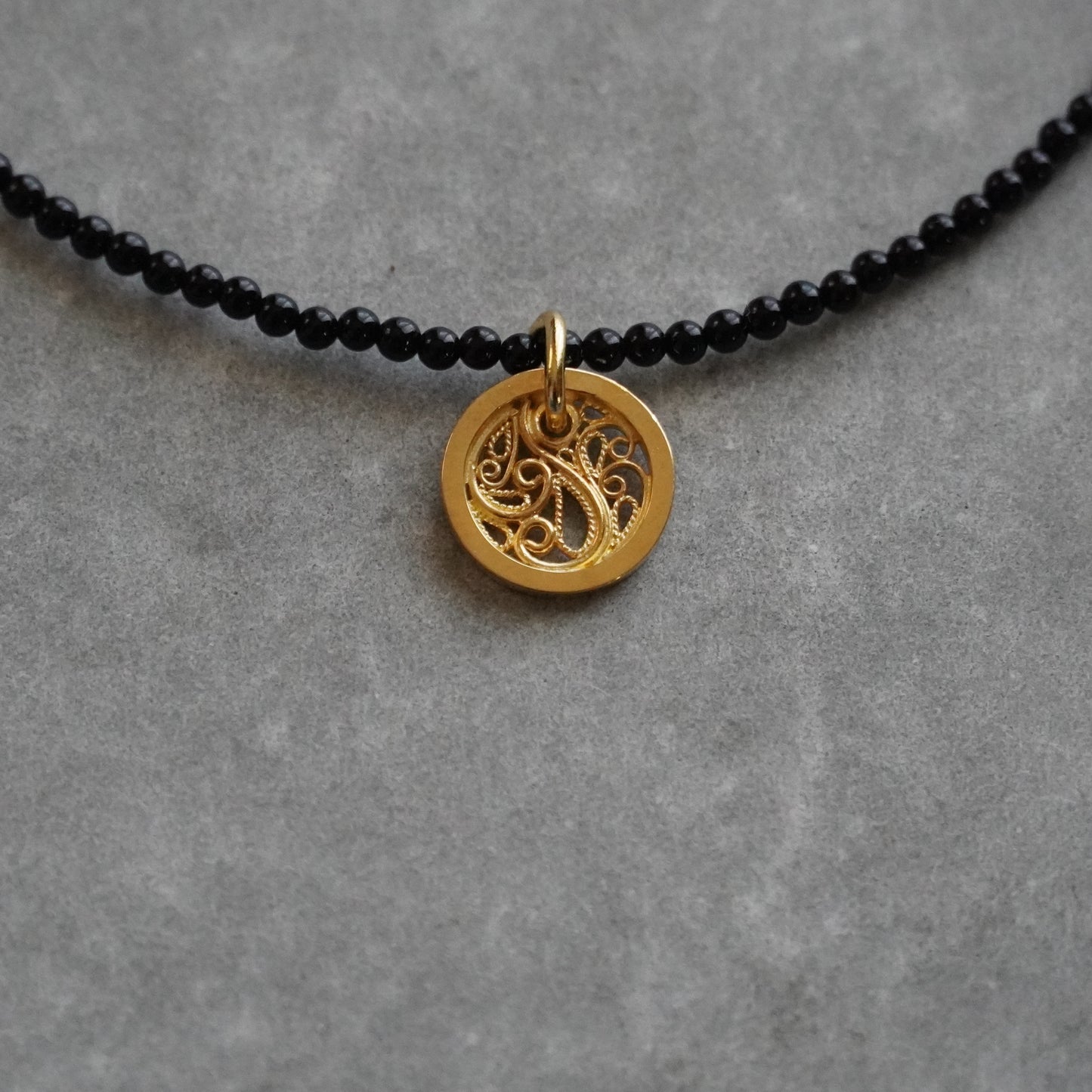 circle charm onyx choker - gold