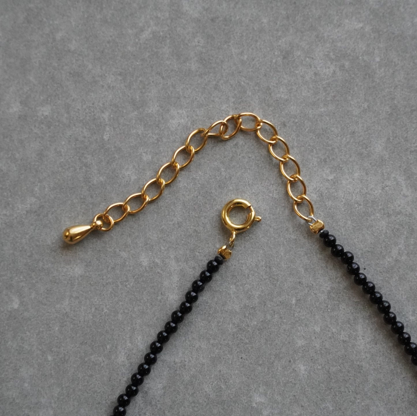 circle charm onyx choker - gold